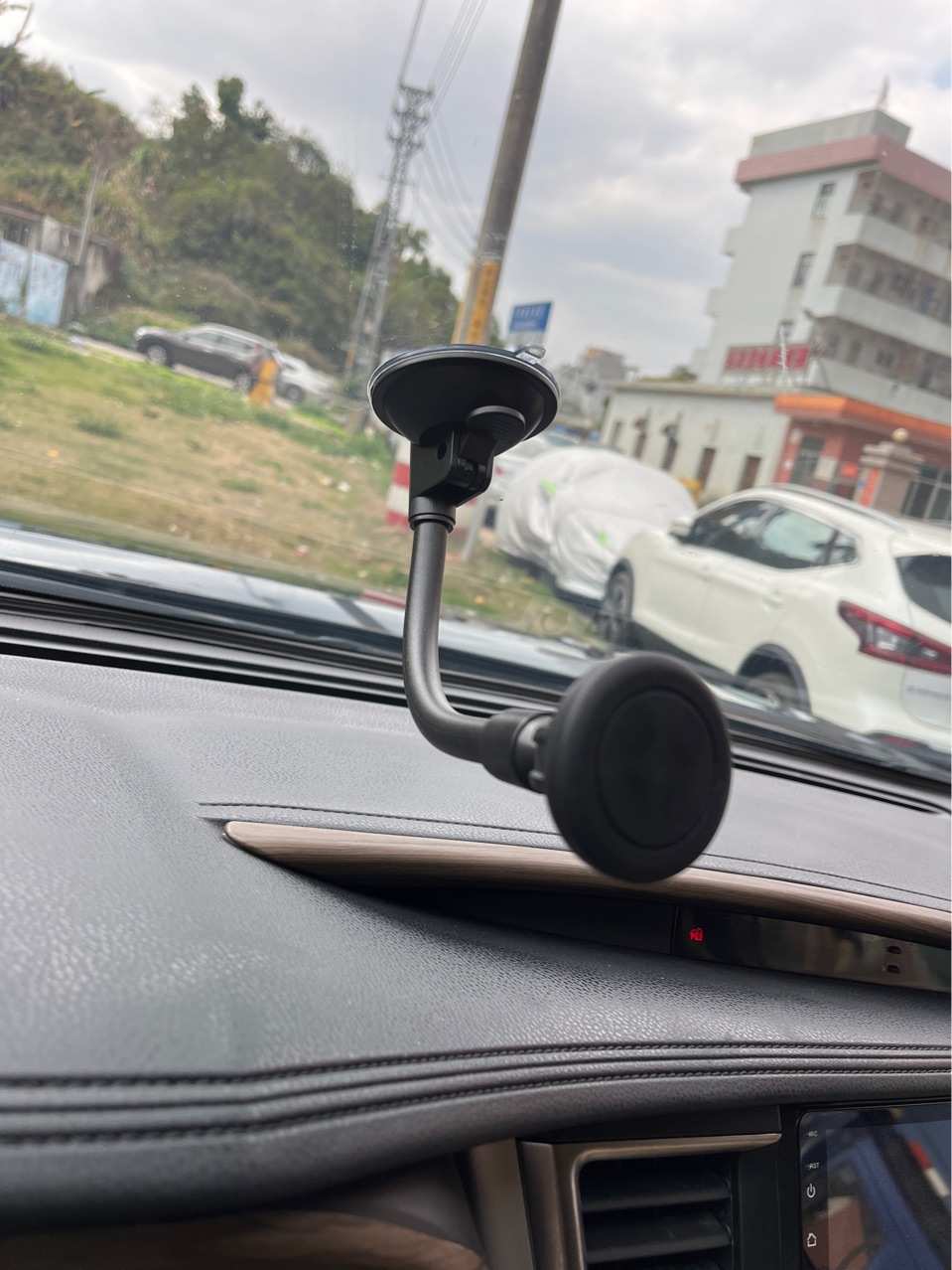 Multifunctional hose suction cup magnet car mobile phone holder universal navigation car supplies magnetic suction car holder factory
