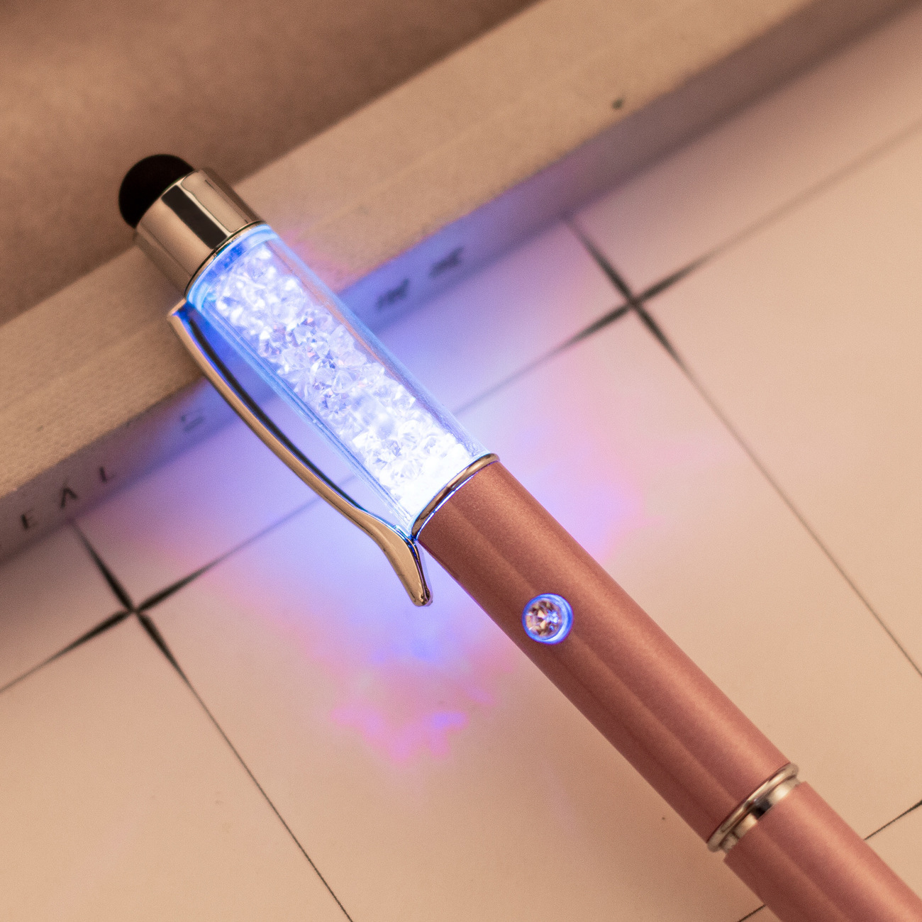 Bolígrafo de bola luminoso estudiantes multifuncional pantalla táctil bolígrafo de cristal comerciales publicidad regalos bolígrafo flash al por mayor bolígrafo
