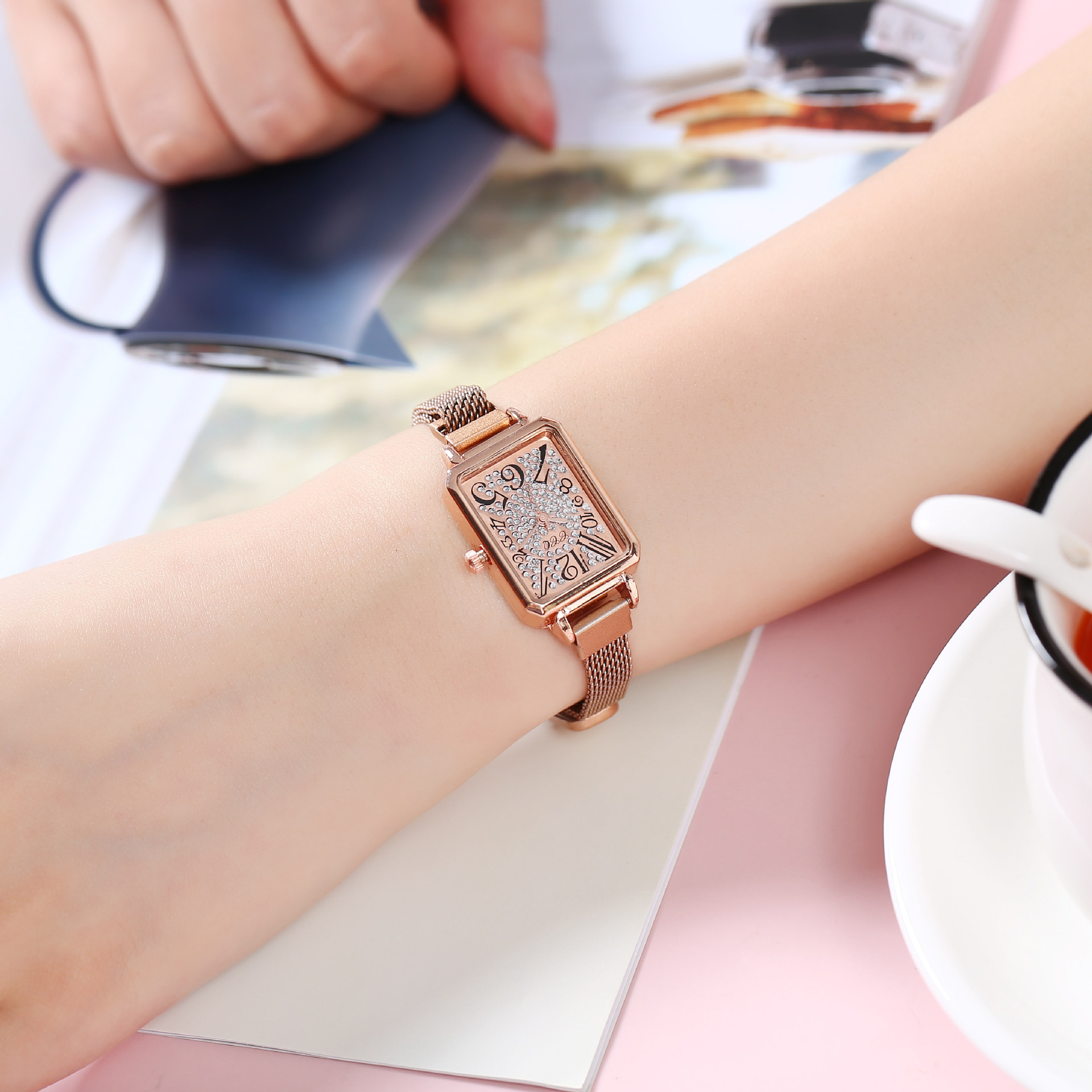 2024 nuovo quadrante digitale Time Square popolare su Internet, fibbia magnetica alla moda con cinturino a maglia fine da donna_voghion.com