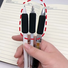 大きいサイズの黒いペンカバーの穴径は9mmの中性のペンのボールペンの学生のペンを握る器は柔らかくて指を保護して繭を起こすことを防ぎます。