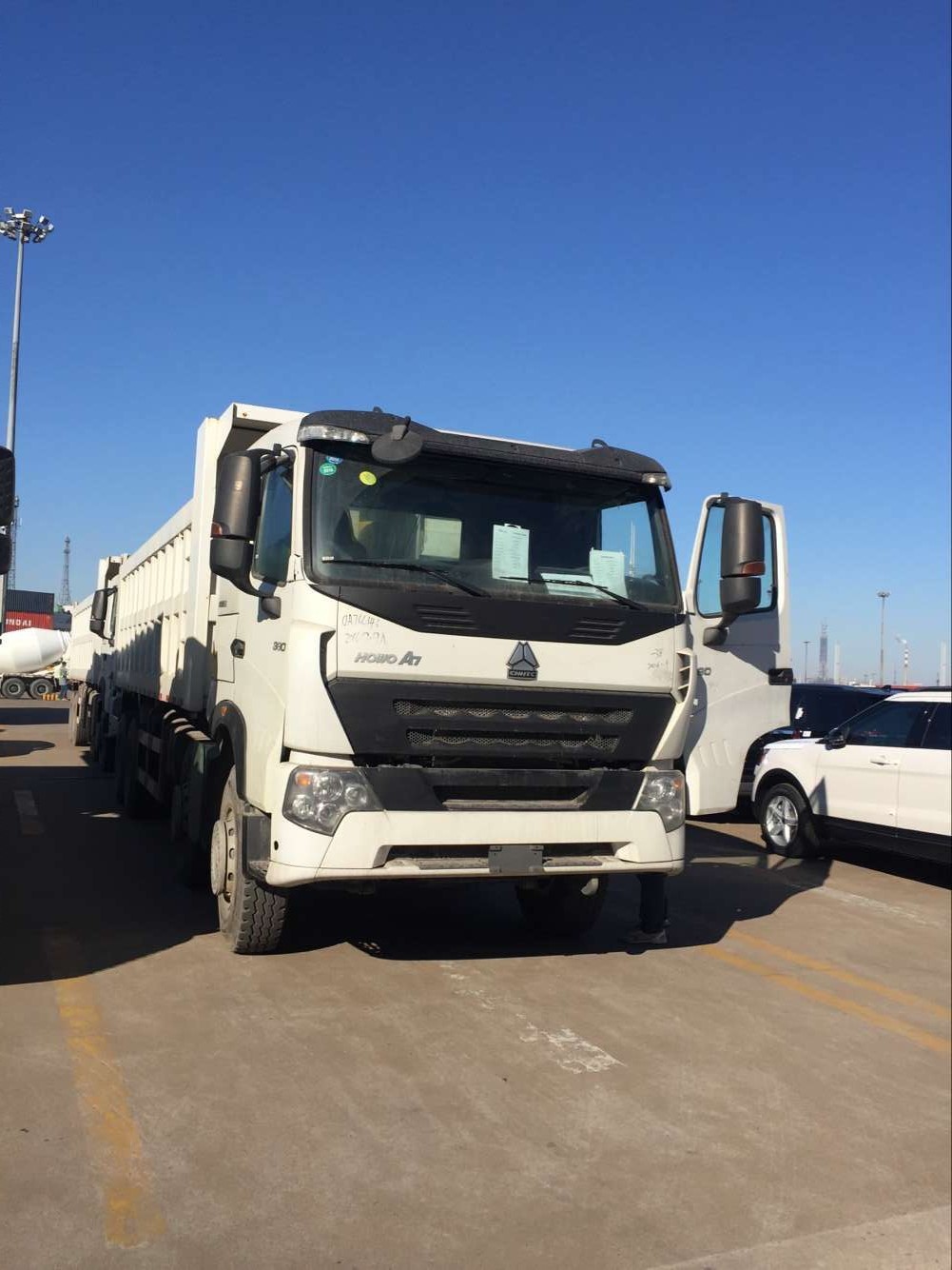 howo豪沃A7中国重汽自卸车出口装船港口18953179828