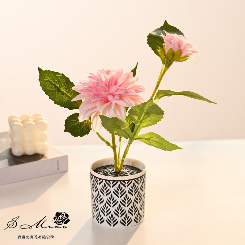 Dos dalias pequeñas flores de bonsai en maceta de imitación de flores verdes decoración floral interior sala de estar floral
