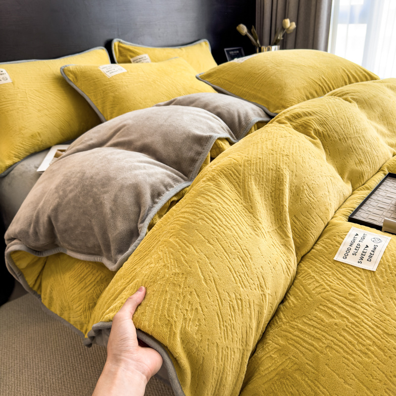 Juego de cama de terciopelo de leche de color sólido simple de cuatro piezas 2024 nuevo juego de sábanas de edredón de terciopelo de coral grueso de invierno de tres piezas