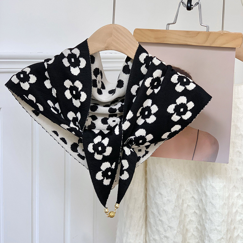 Otoño y invierno nuevo tipo de hebilla de succión de mil pájaros tejidos de doble cara toalla triangular para mujeres pequeñas bolas de oro de alto nivel de protección de cuello buñuelo