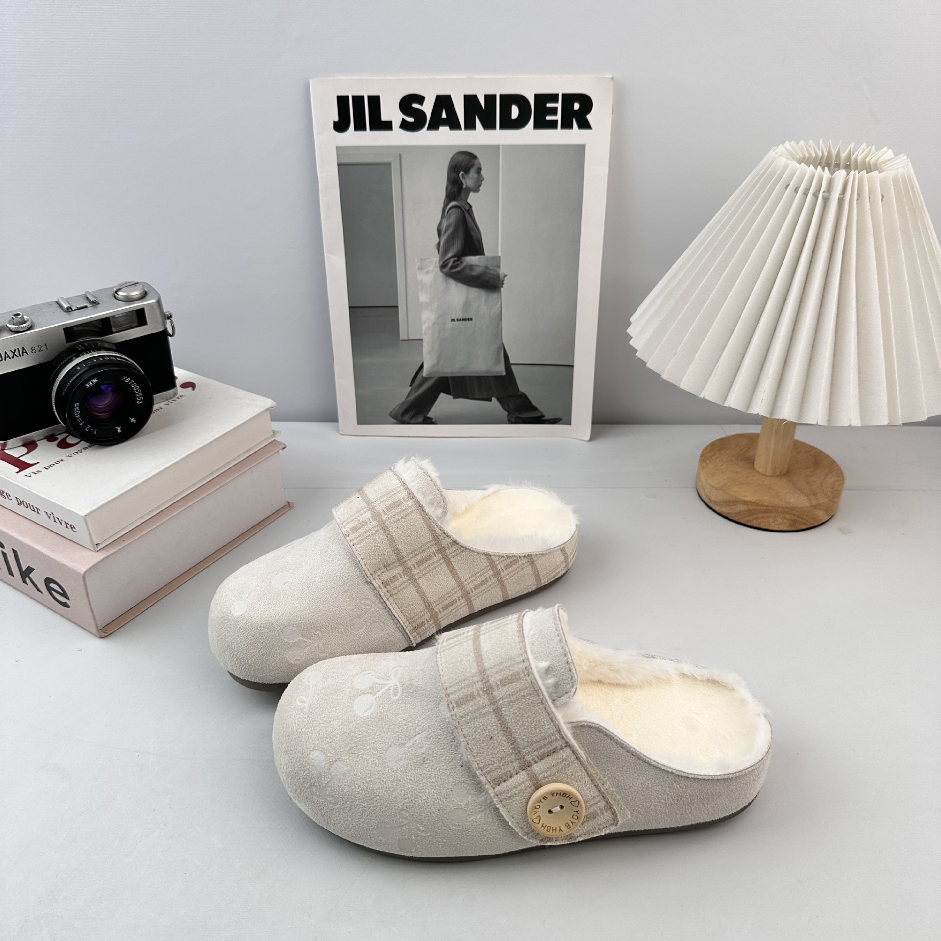 Yuanbo impresión de cereza cabeza media zapatillas de invierno para mujeres 2025 nuevos zapatos Birken perezosos con un pedazo de veludo