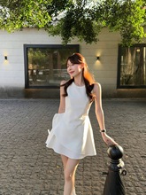 法式白色无袖背心连衣裙女夏季设计感蓬蓬裙气质收腰裙子a字短裙