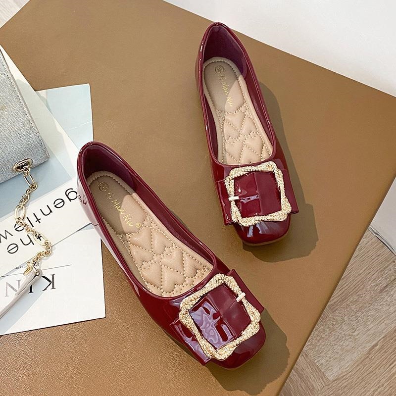 Versatile low-cut women's shoes, 2026 spring and autumn new style, fashionable and trendy soft-soled square-toe loafers, flat red wedding shoes