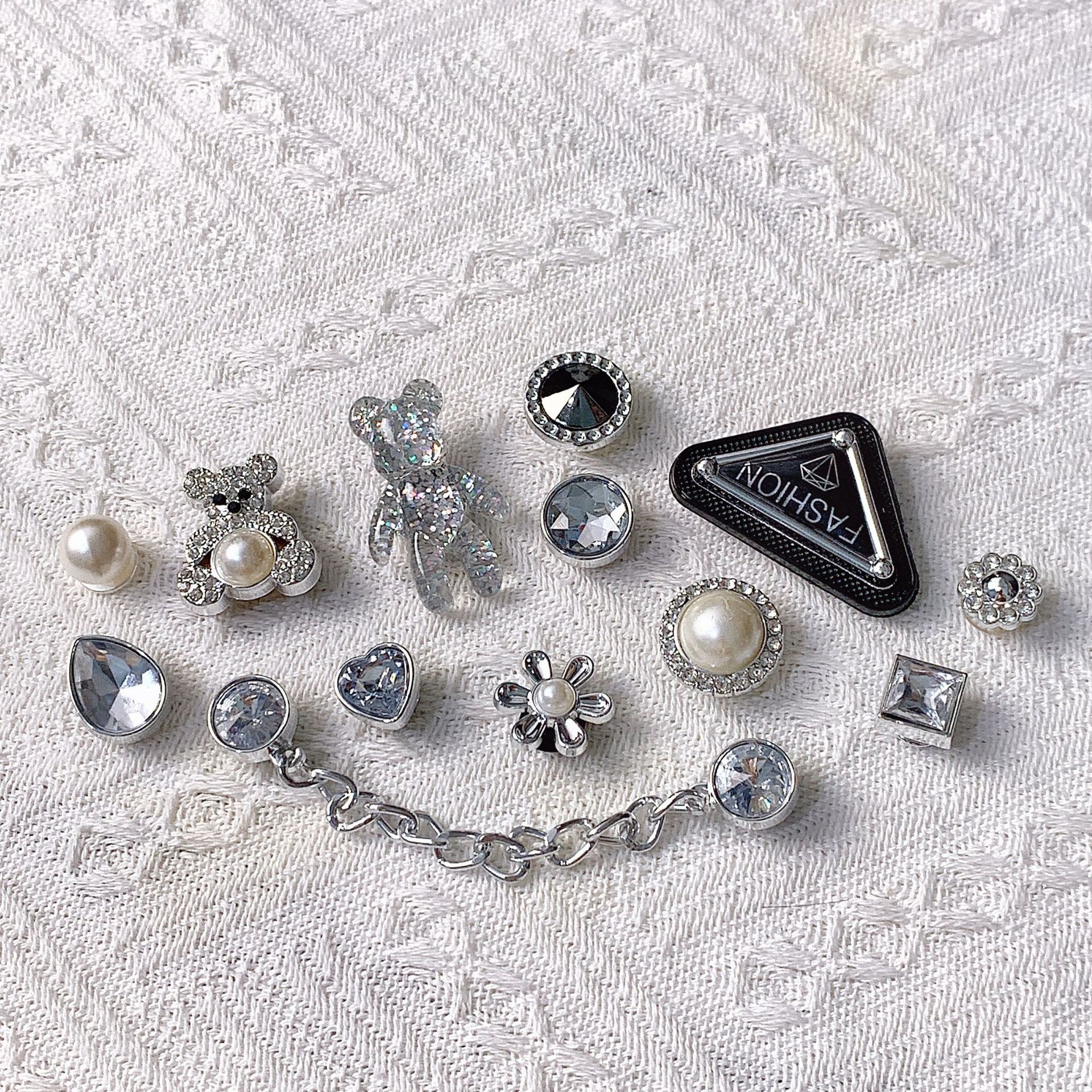 Cross-border CROS Jibbitz Pack moda triángulo logo Crystal Diamond Bear accesorios agujero zapatos de mujer hebilla