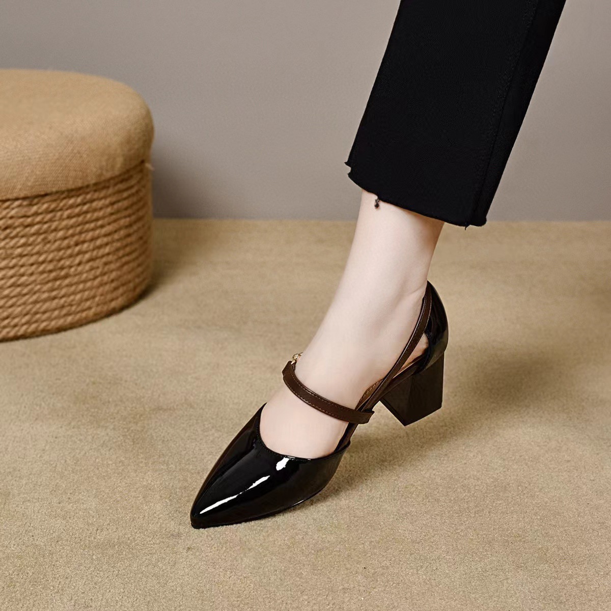 Sandal nữ da thật mũi nhọn quai ngang gót vuông 6 cm — Màu trà sữa