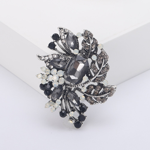Cross-border foreign trade European and American style crystal glass brooch, temperament high-end retro women's clothing accessories brooch