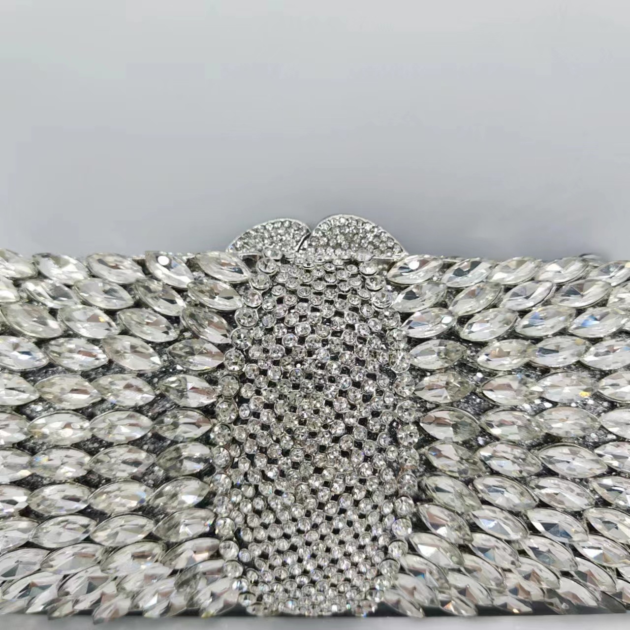 Túi clutch nữ dạ hội đính kim cương giả kim loại rỗng pha lê sang trọng — Đế Vàng Kim Cương, Nền vàng kim cương trắng, Màu tím, Màu bạc chi tiết 8