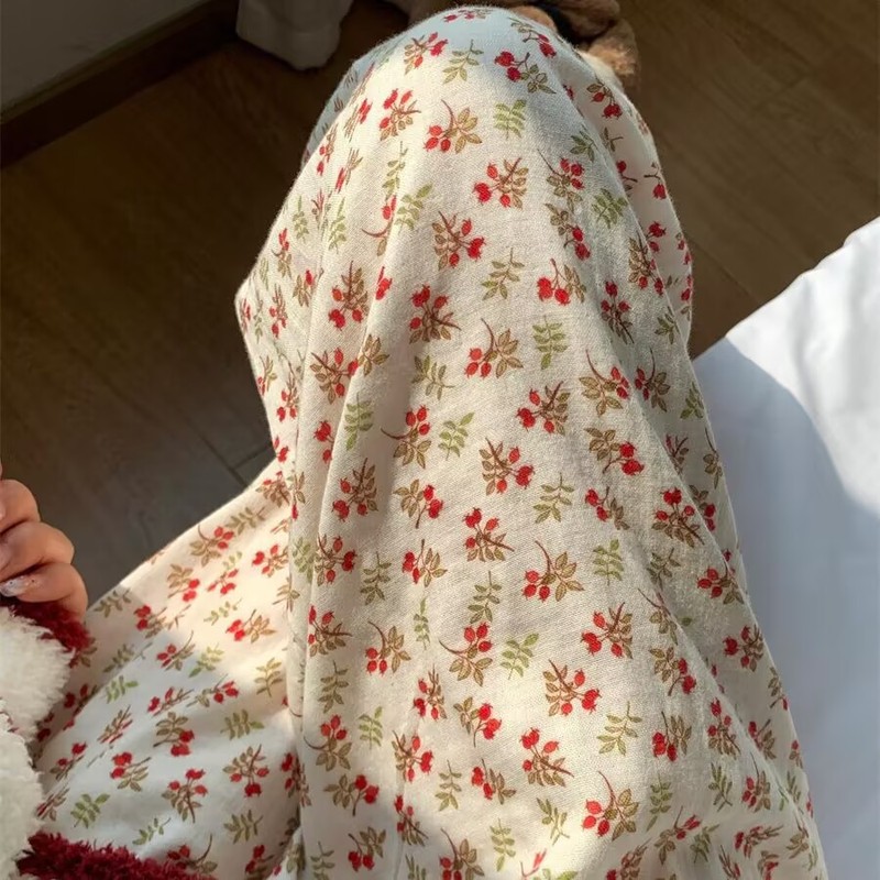 日本の少女は、夏のパジャマを散歩しています。|undefined