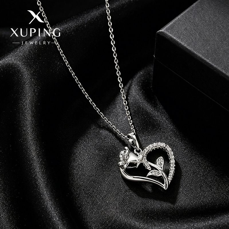 Nuevo collar con colgante de corazón de rosa con gema artificial blanca electrochapada en aleación de Xuping, accesorio de diseño exclusivo.