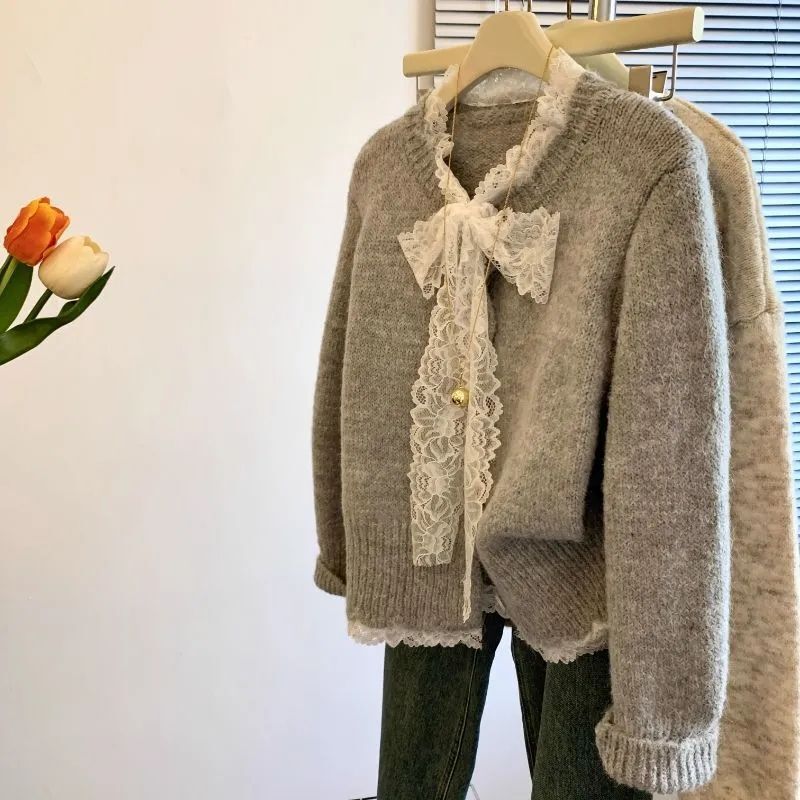 Korean-style, relaxed-fit, lace-trimmed V-neck sweater for women, featuring a soft and comfortable texture, a new autumn/winter design, and a stylish knit outerwear piece