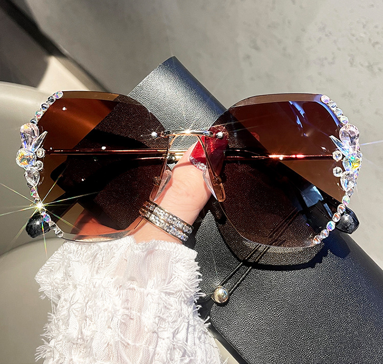 Fashion Gradient Color Resin Polygon Diamond Frameless Women's Sunglasses display picture 5