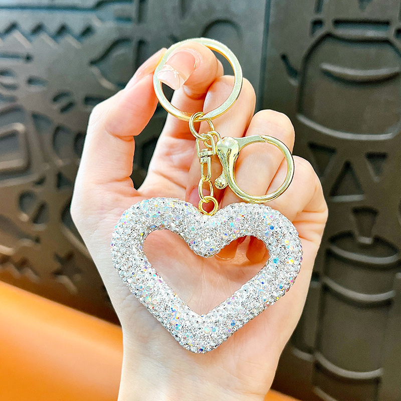 Llavero de corazón de melocotón de diamantes huecos, llavero de coche de amor de diamantes creativos, cubierta de auriculares portátil, colgante pequeño