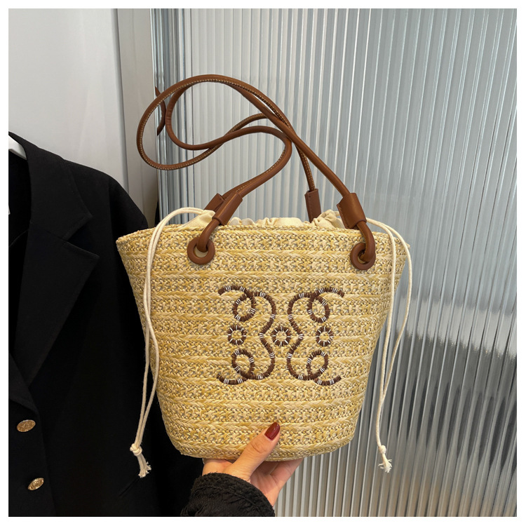 2022 New Style Geometric Pattern Shoulder Underarm Straw Woven Bucket Bag display picture 5