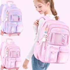 子供の小学生はカバンを引っ張って防水します。