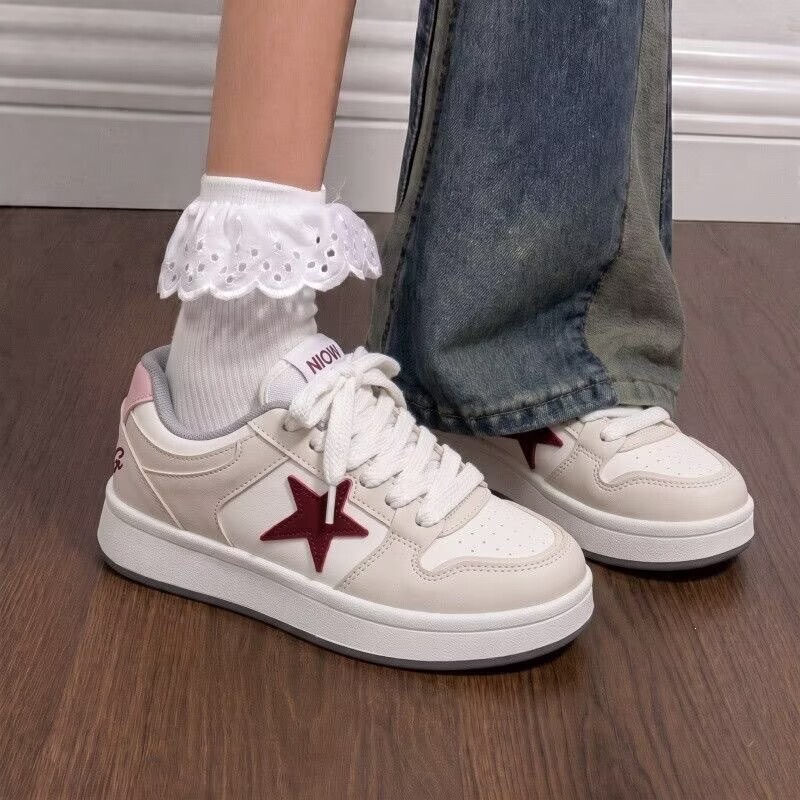 Highly stylish starry Hong Kong-style niche couple's white sneakers for women, 2026 autumn student campus casual sports sneakers