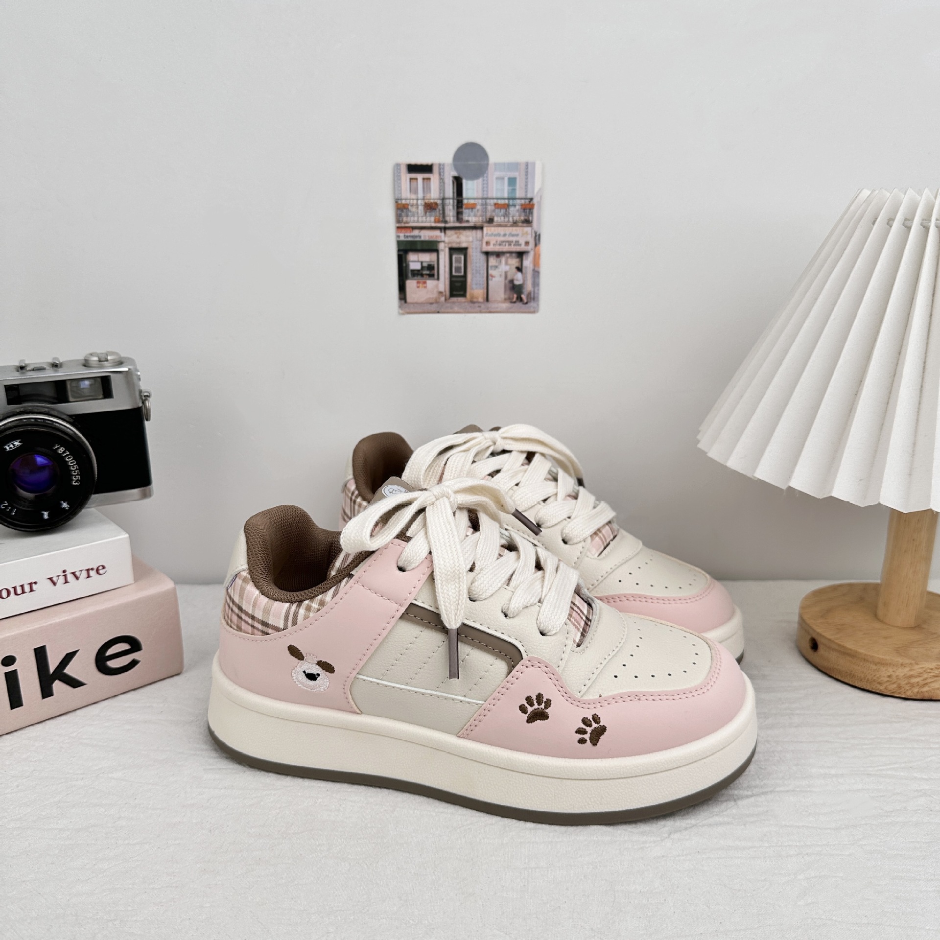 Zapatos blancos de fondo grueso para mujeres 2025 nuevos zapatos de skate casuales de primavera y otoño para estudiantes de nicho zapatos de pan