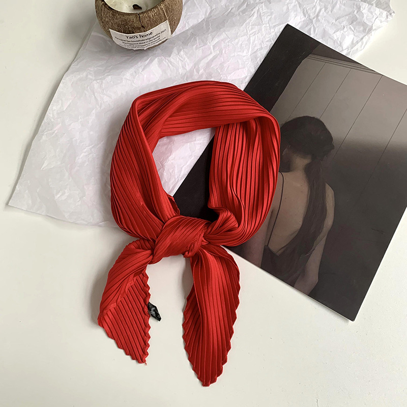 Pañuelo de seda de alta calidad nuevo estilo de color sólido arrugado bufanda de seda para mujer bufanda en forma de diamante versión coreana de la bufanda de seda de imitación pequeña bufanda en la cabeza banda para el cabello