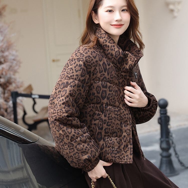 Leopard print down cotton jacket, short style, 2026 new collection, winter fashion, loose fit, thickened, stand-up collar, bread-style coat, caramel color Leopard print down cotton jacket, short style, 2026 new collection, winter fashion, loose fit, thickened, stand-up collar, bread-style coat, caramel color