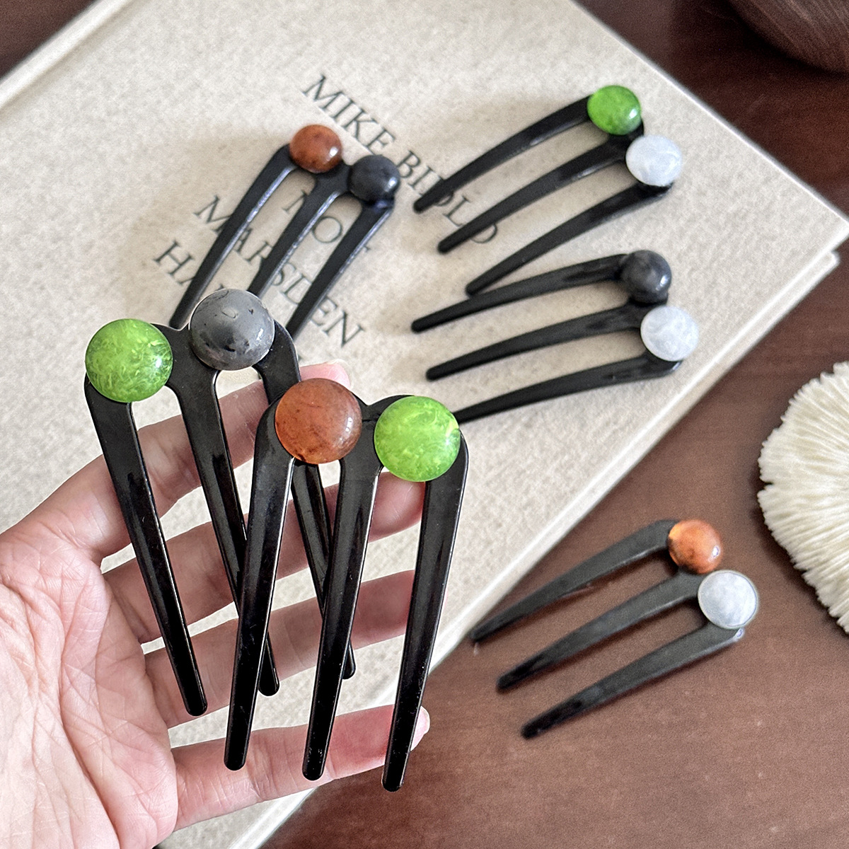 Nueva horquilla de cuentas de tres dientes de estilo chino para mujer 2025 nueva cabeza de bola en la parte posterior de la cabeza cabello simple temperamento horquilla horquilla