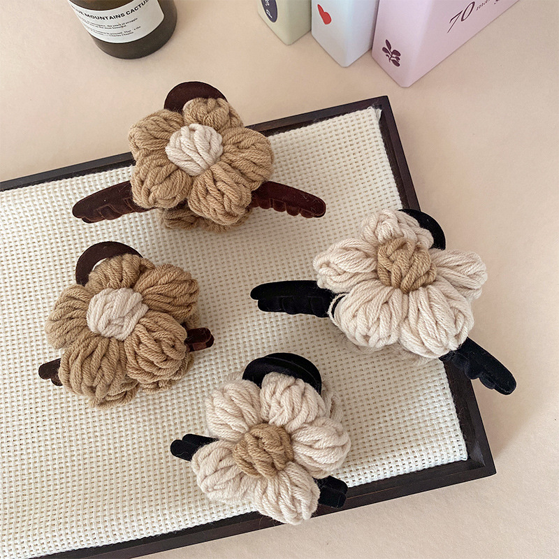 Knitted elegant big fashionable crab pin