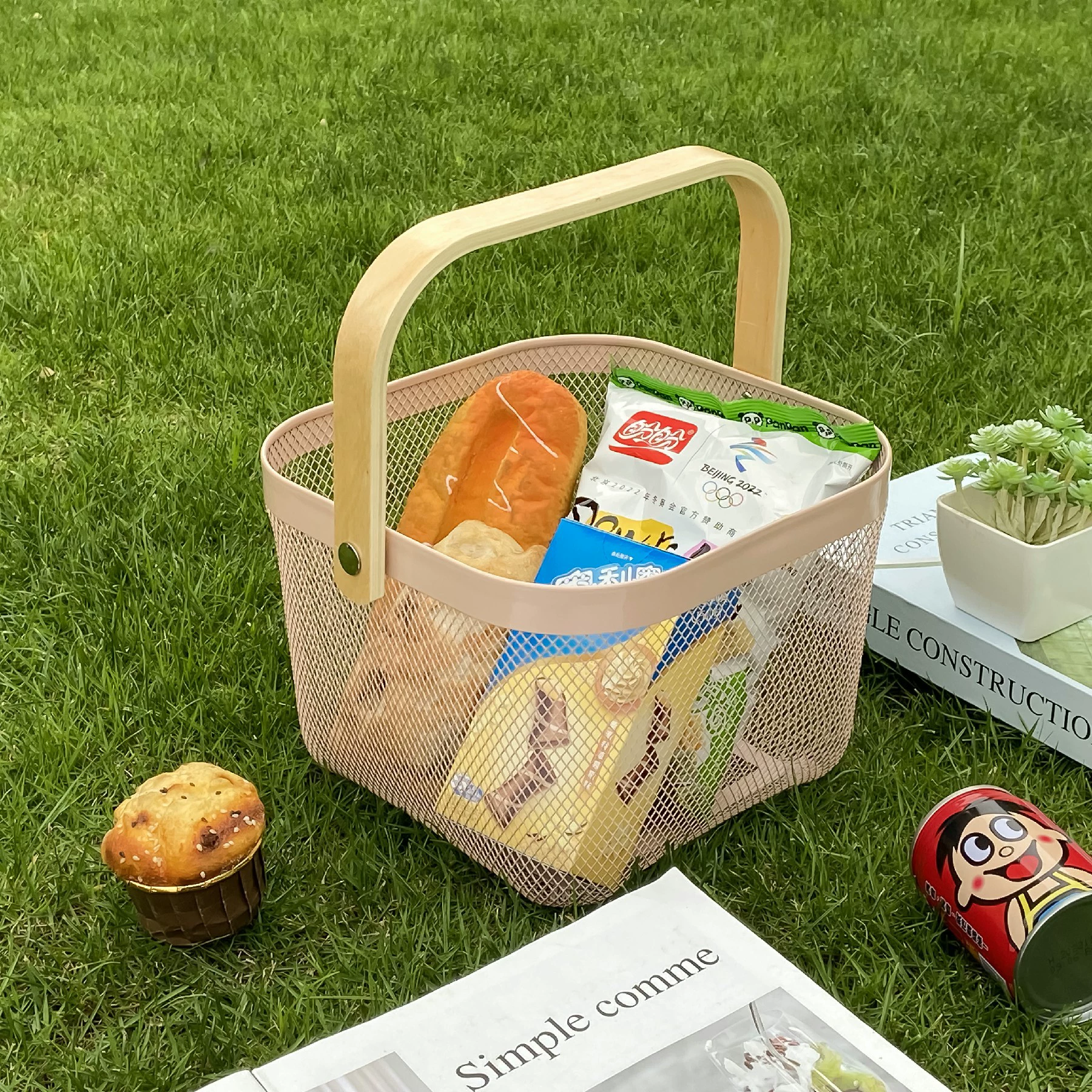 Покрытие Nordic Light Luxury Iron Art Strike Basketball Wood Handle Rolled Fruit Vegetables Basketable House Hollow Storage Basket