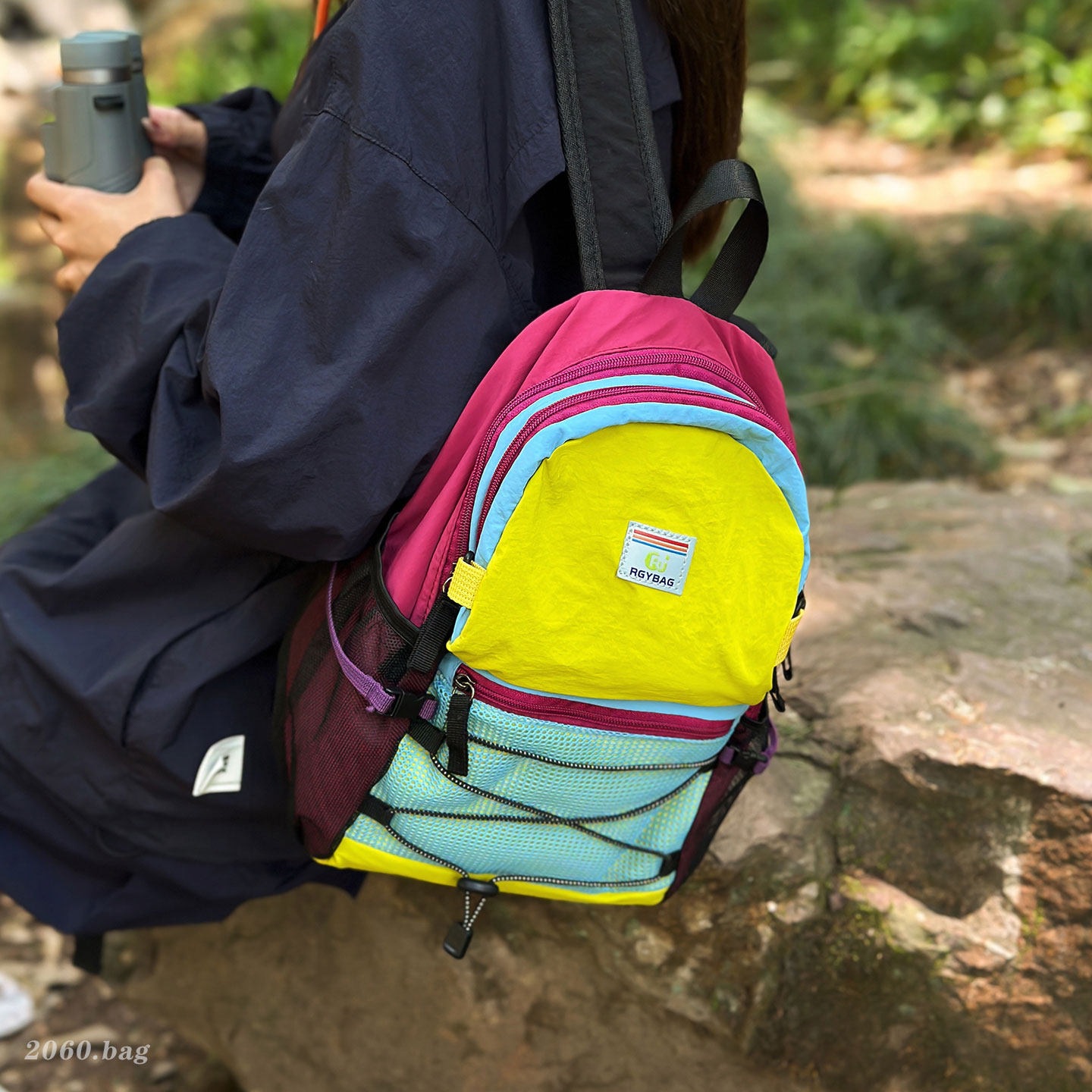 Nuevo hombre y mujer 2026 mochila de montaña mochila de verano ligera sensación de viaje empalme color contraste mochila de nicho al aire libre