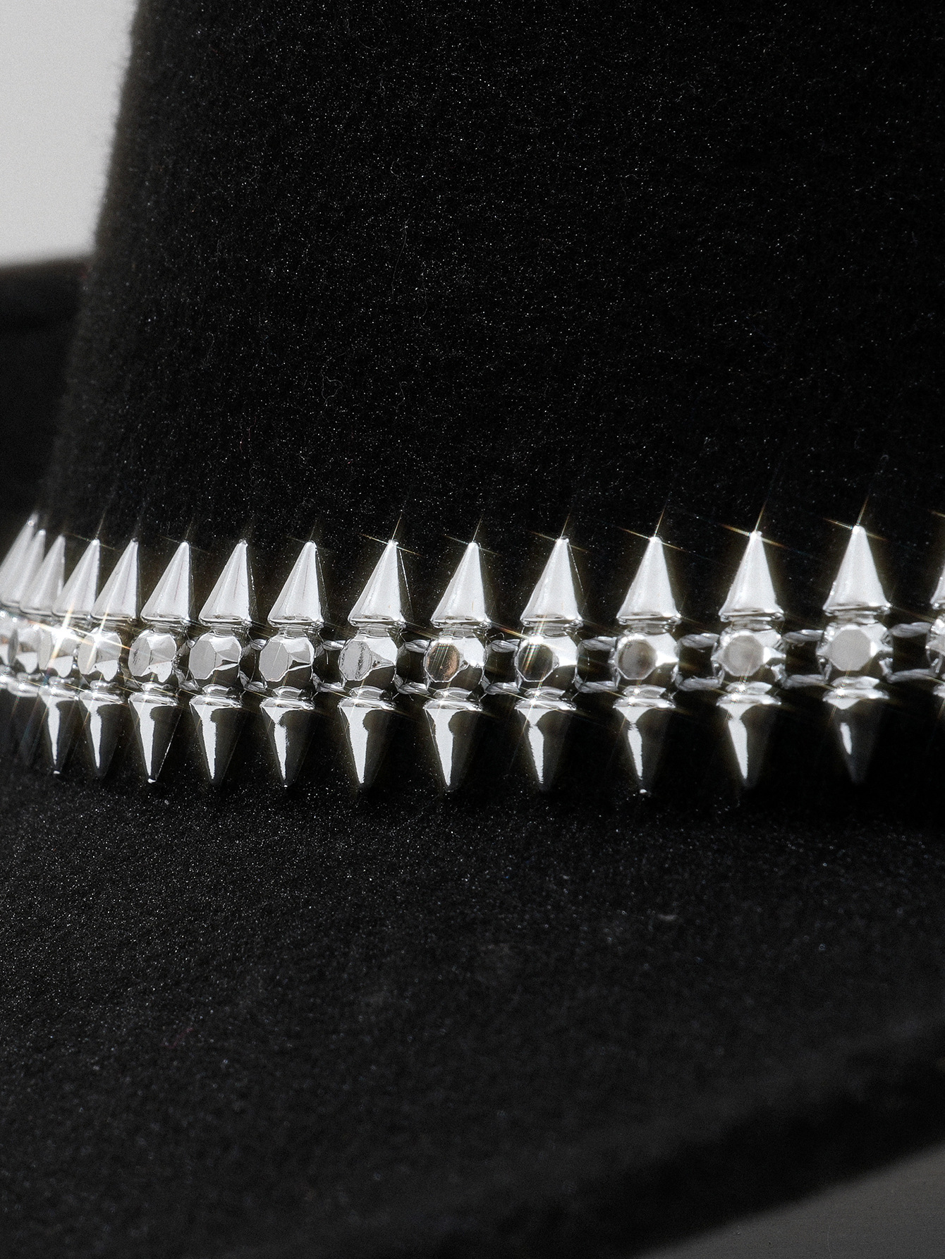 Cappello da cowboy bianco in feltro per donna con borchie spina_voghion.com