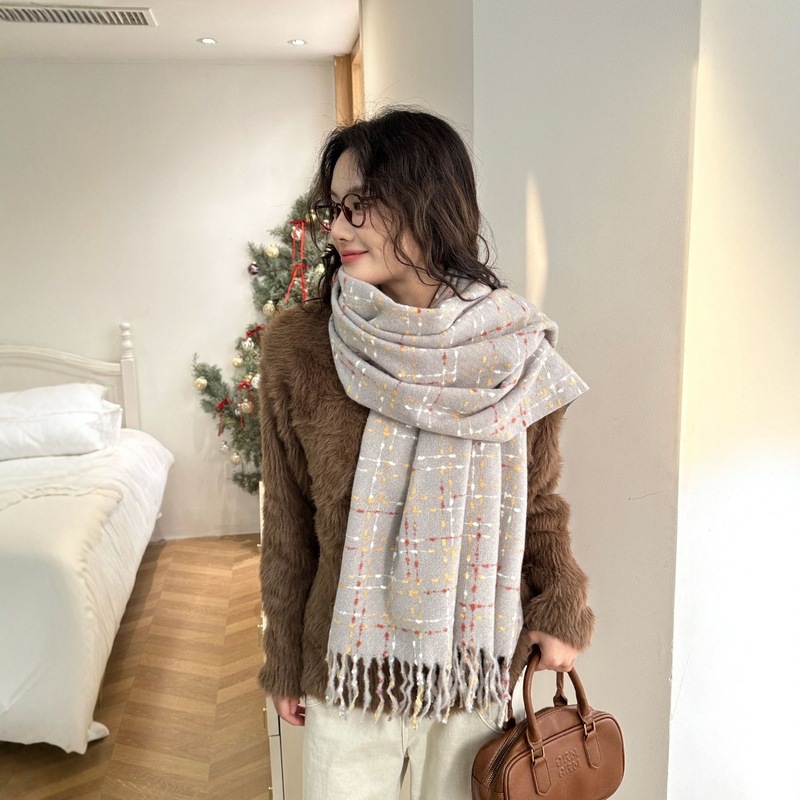 カシミヤのマフラーの女性の冬の高級感をまねて保温します。|undefined