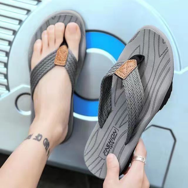 Chanclas de verano para hombre con suela gruesa para uso al aire libre, sandalias tipo thong con suela de goma de estilo coreano, modernas y únicas, adecuadas para uso al aire libre.
