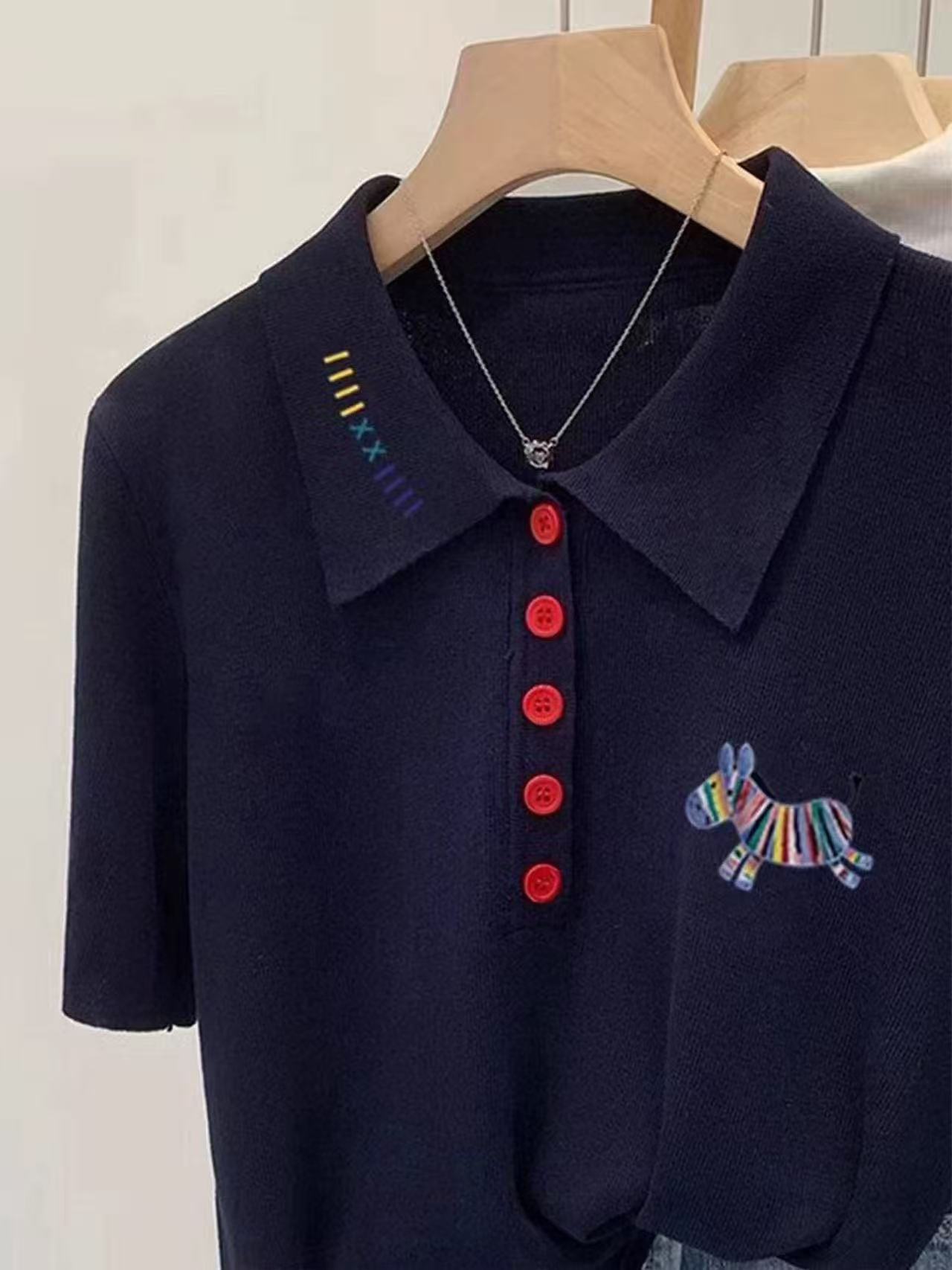 Áo thun polo nữ tay ngắn cổ bẻ họa tiết cầu vồng ngựa con — màu xanh navy