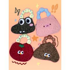 かわいいアニメの携帯バッグは買い物をしています。