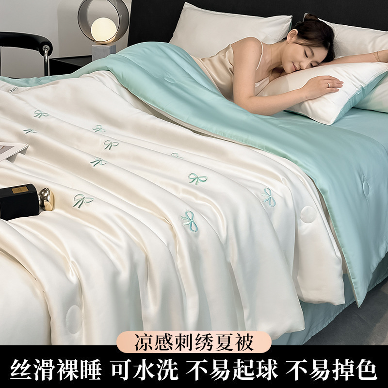 Edredón fresco de verano de seda de hielo de cuatro piezas 2025 nuevo estilo sedoso para dormir desnudo, colcha de aire acondicionado se puede lavar a máquina verano