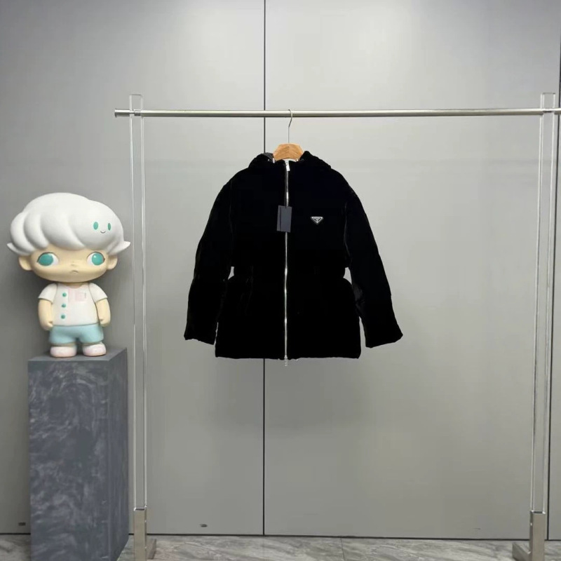 Exclusive High-Quality Version: In-stock P-brand new women's hooded down jacket with triangular logo and waist-cinching design, popular online style Exclusive High-Quality Version: In-stock P-brand new women's hooded down jacket with triangular logo and waist-cinching design, popular online style