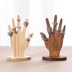 胡桃色の手のひら型の指輪のブレスレットの手串のアクセサリーの展示棚のショーウインドーの手飾りの陳列棚は屋台の道具のテーブルを並べます。