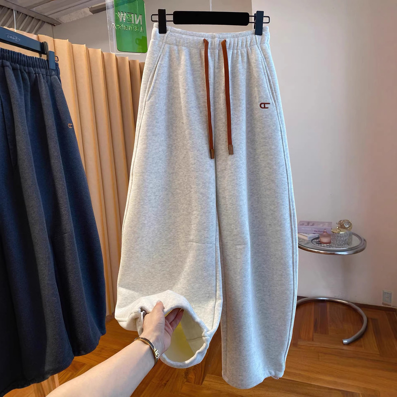 120kg Korean-Style Gray Fleece-Lined Curved Sweatpants for Women, Winter, Size 26, Loose Casual Versatile Banana Pants with Drawstring and Cuffed Hem 120kg Korean-Style Gray Fleece-Lined Curved Sweatpants for Women, Winter, Size 26, Loose Casual Versatile Banana Pants with Drawstring and Cuffed Hem