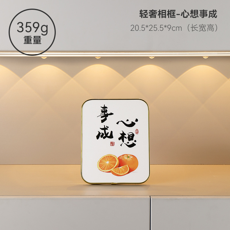 玄関のプレゼント柿の家の猫は家に入ることを手配します。|undefined