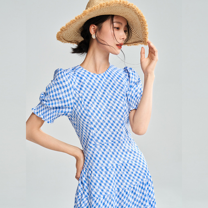 26 New Summer Style Blue and White Plaid Elegant Waist-Cinching Dress for Women with a Design Sense, Short-Sleeved Long Dress for Tall Women 18280