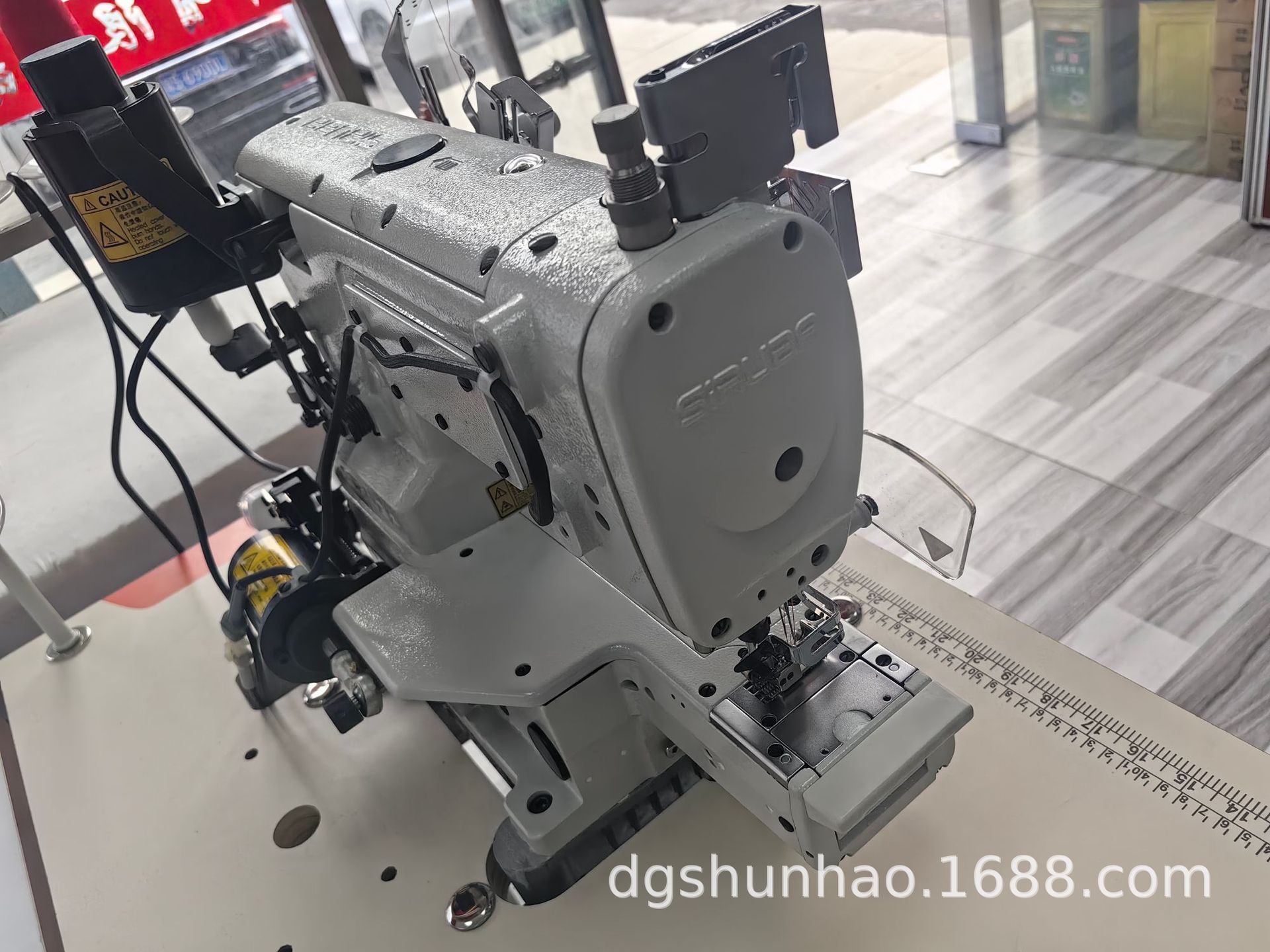 Fuente de alimentación directa Taiwán plata flecha máquina de coser tres aguja cinco hilo pequeña cabeza cuadrada máquina de coser