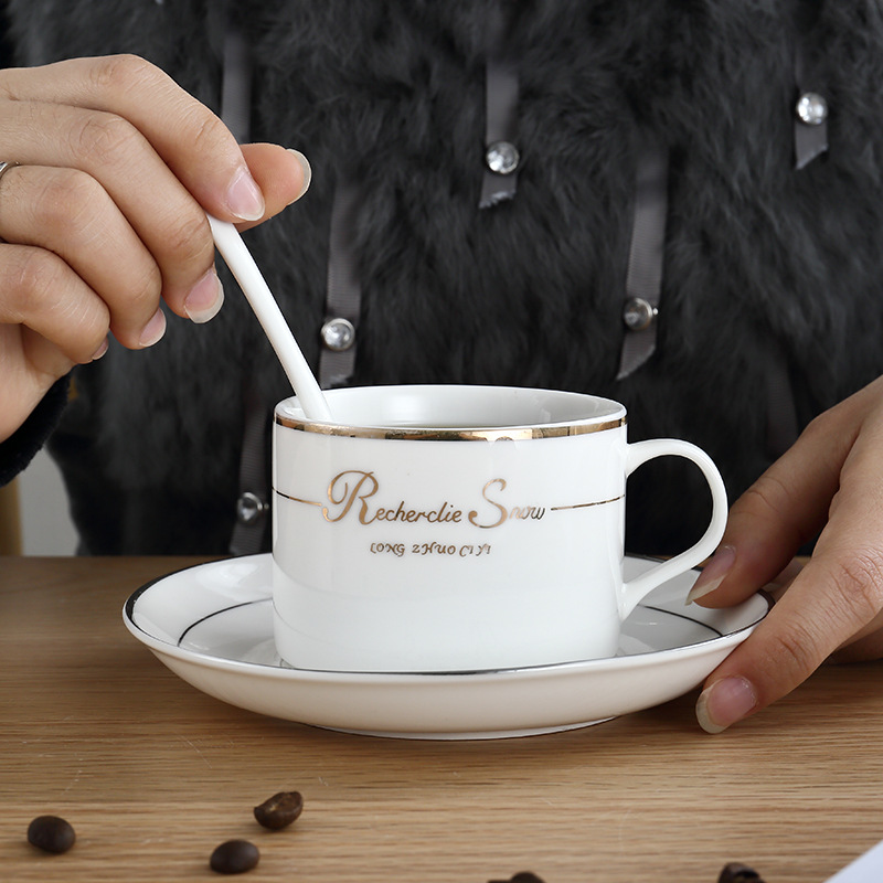 Taza de cerámica de borde dorado con taza de cuchara y platillo traje Taza de cerámica Europea taza de café conjunto Taza de fábrica traje de cerámica de lote directo