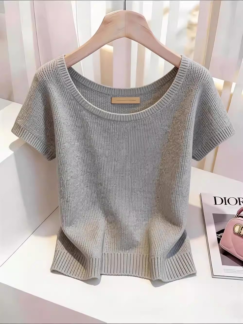 Áo thun nữ cổ tròn tay ngắn dệt kim phom ôm tôn dáng — màu trắng