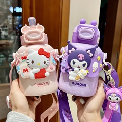 サンリオ子供用魔法瓶カップ、学校に通う学生向けの特別なポータブルウォーターカップ、ストロベリーベアストロー、男性と女性の魔法瓶ケトル