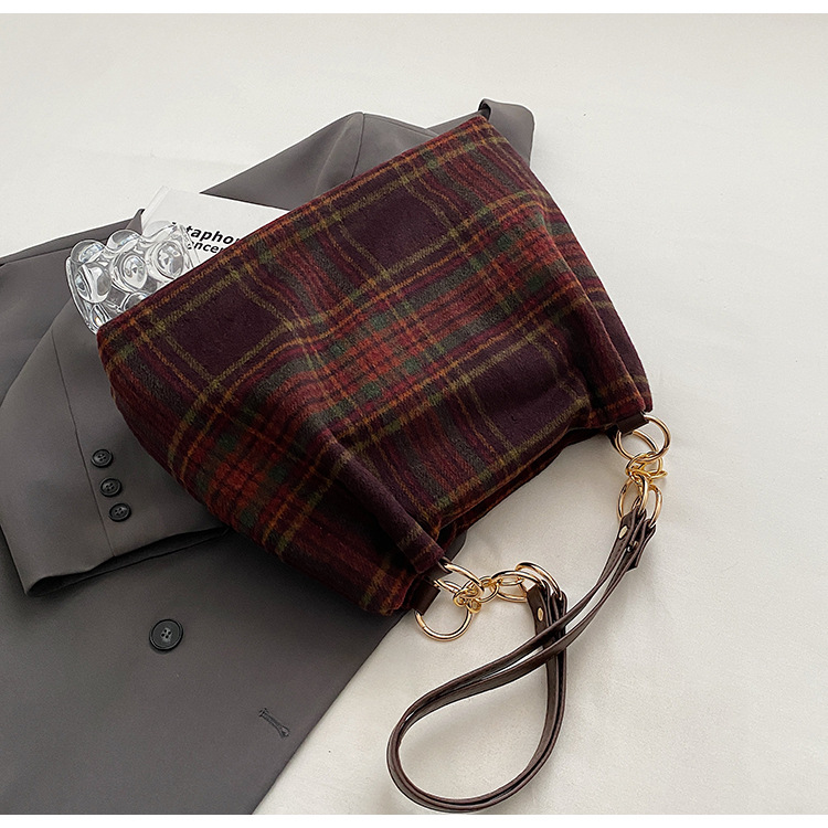 Large capacity tote female niche design, commuting outdoor travel bag, high-end casual autumn and winter new item_voghion.com