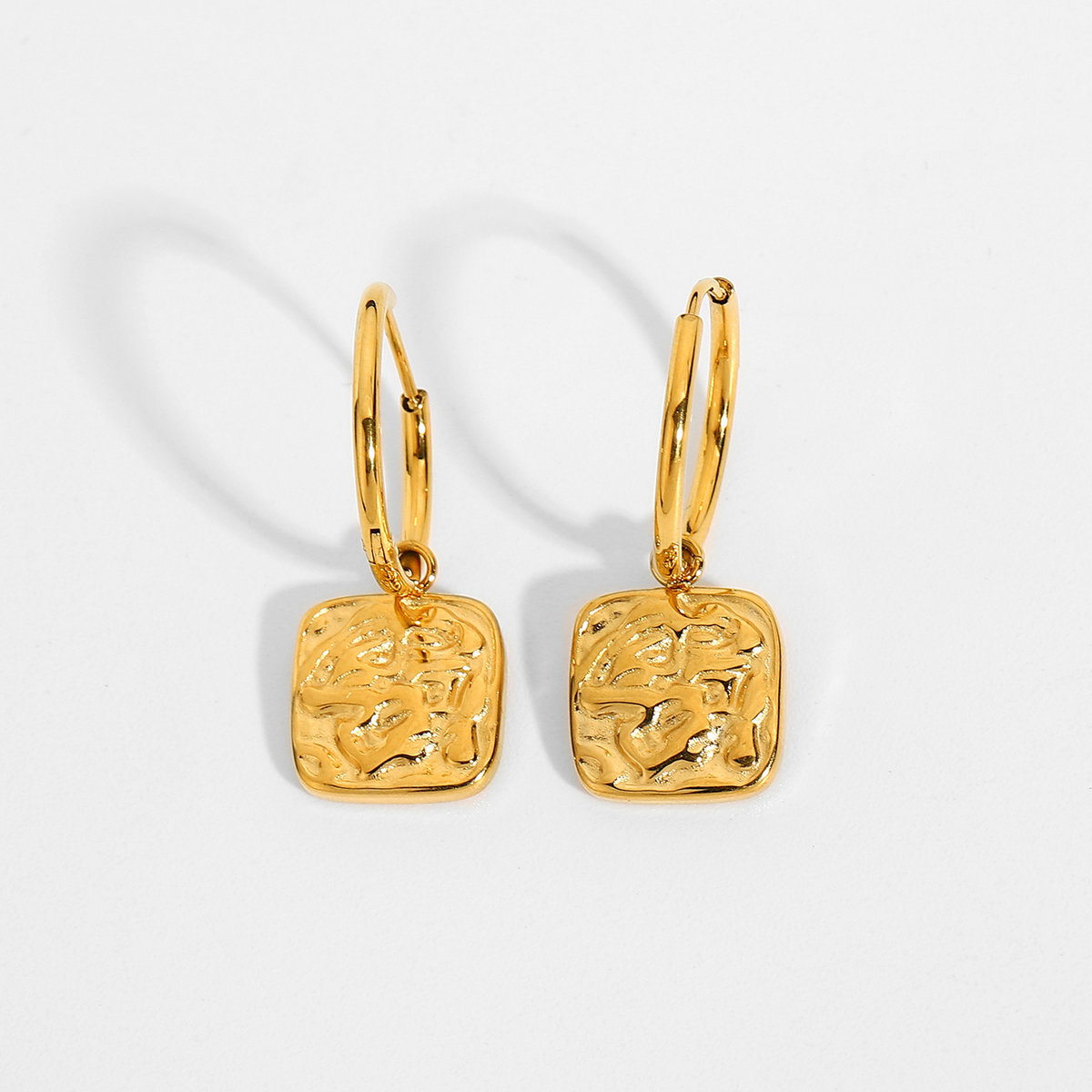 Pendientes De Acero Inoxidable Chapados En Oro Con Colgante Rectangular En Relieve display picture 7