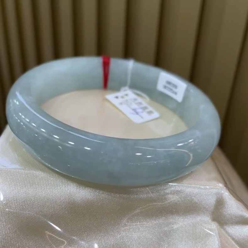 Vòng tay ngọc bích tự nhiên Myanmar loại A cao cấp – màu lục nhạt băng giá, đường kính trong 52–64 mm chi tiết 3
