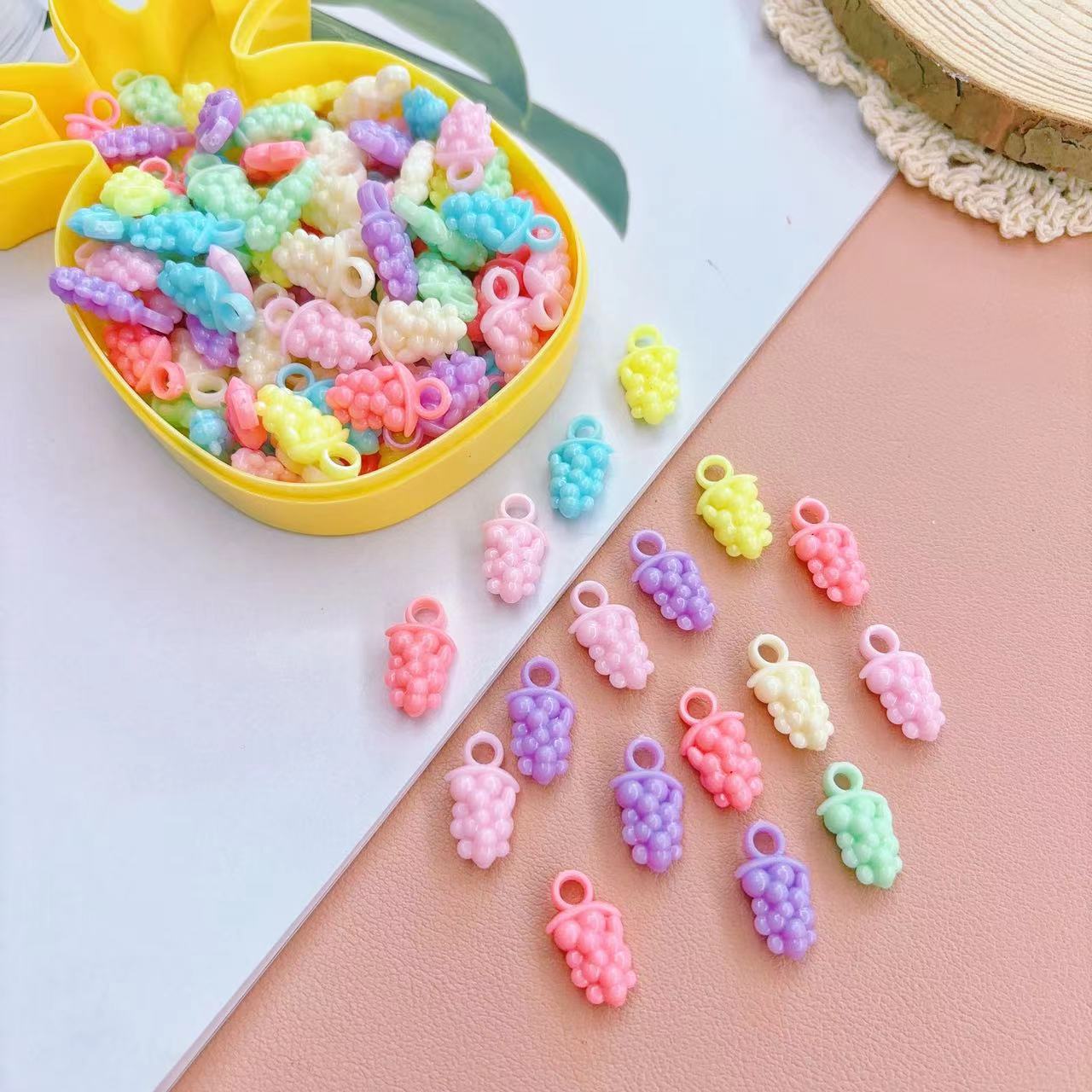 Caja de color primavera rosa caramelo corona letra acrílico agujero grande cuentas sueltas bricolaje hecho a mano collar joyería