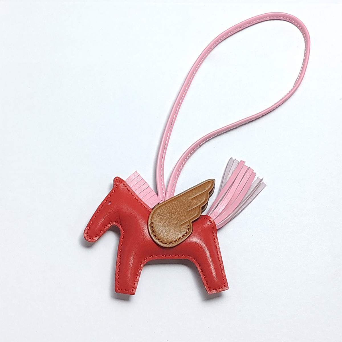 Cute Angel Little Pegasus Colgante Pit Edition H Home Colgante de bolso de caballo cosido a mano Colgante de cuero de oveja Llavero Colgante